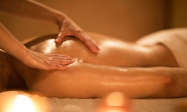 Thực hiện massage trước cuộc “yêu” sẽ giúp gia tăng khoái cảm, sự hưng phấn cho cả hai